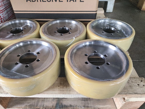 Polyurethane tread heavy-duty wheels with cast iron cores