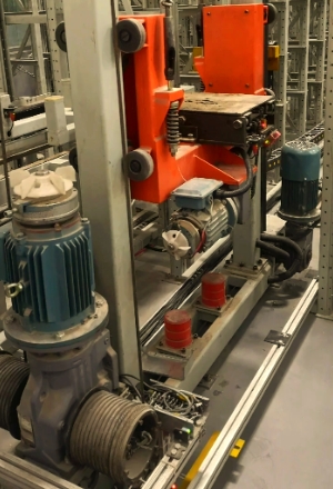 Load platform guide wheels