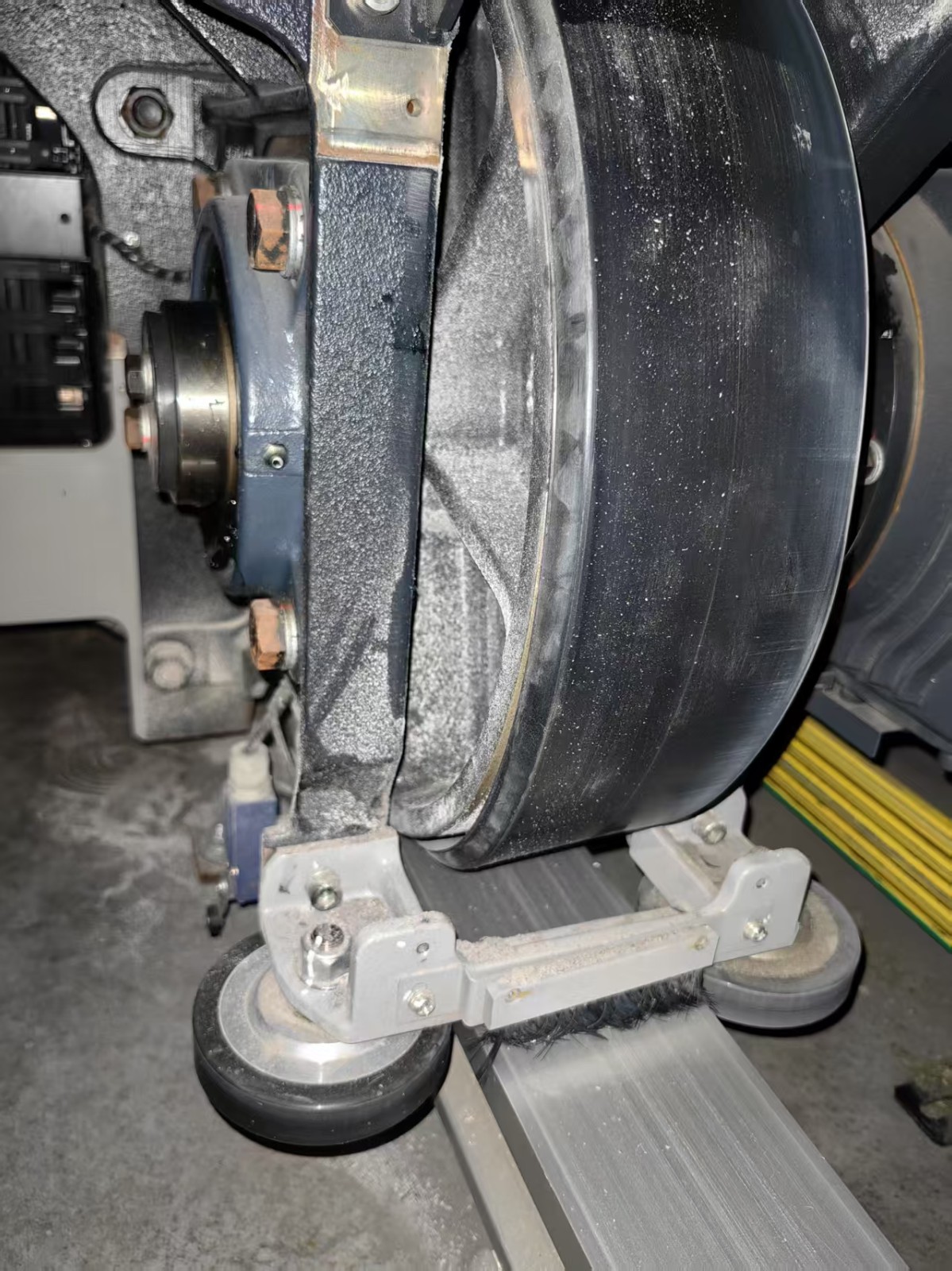 Stacker guide wheel